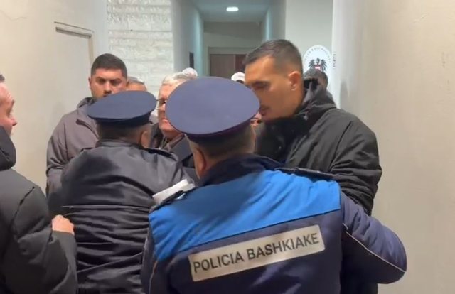 Plas në Vlorë, shoferët e autobusëve tentojnë të futen t Këshilli Bashkiak