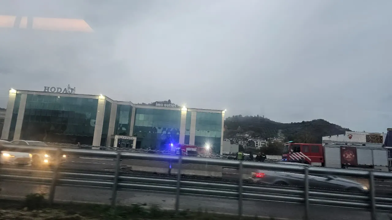 Makina përplaset në autostradën Durrës-Tiranë dhe merr flakë