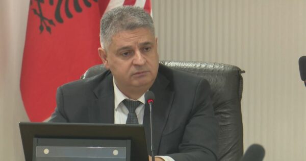 A do zgjidhte halle personale? Xholi ‘befason’ KLP-në me reagimin