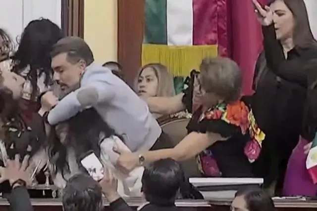 VIDEO/ Tërheqje flokësh dhe grushte mes deputeteve meksikane