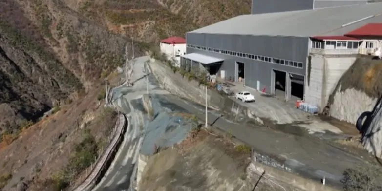 Skandali i minierave/ Të huajt mbushin xhepat, shqiptarët skllevër