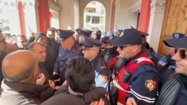 “Haram votat tona”, vlonjatët tentojnë të futen në godinën e Bashkisë