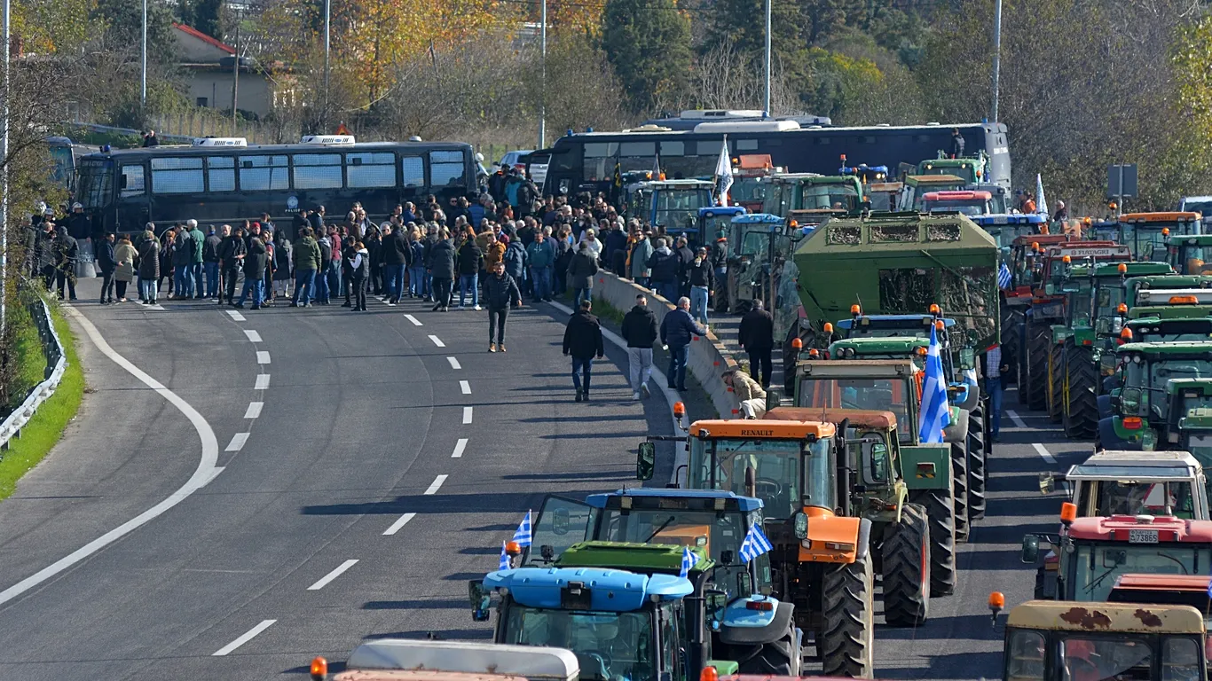 Vijojnë protestat në Greqi, bllokohet sërish aksi Kakavijë-Janinë