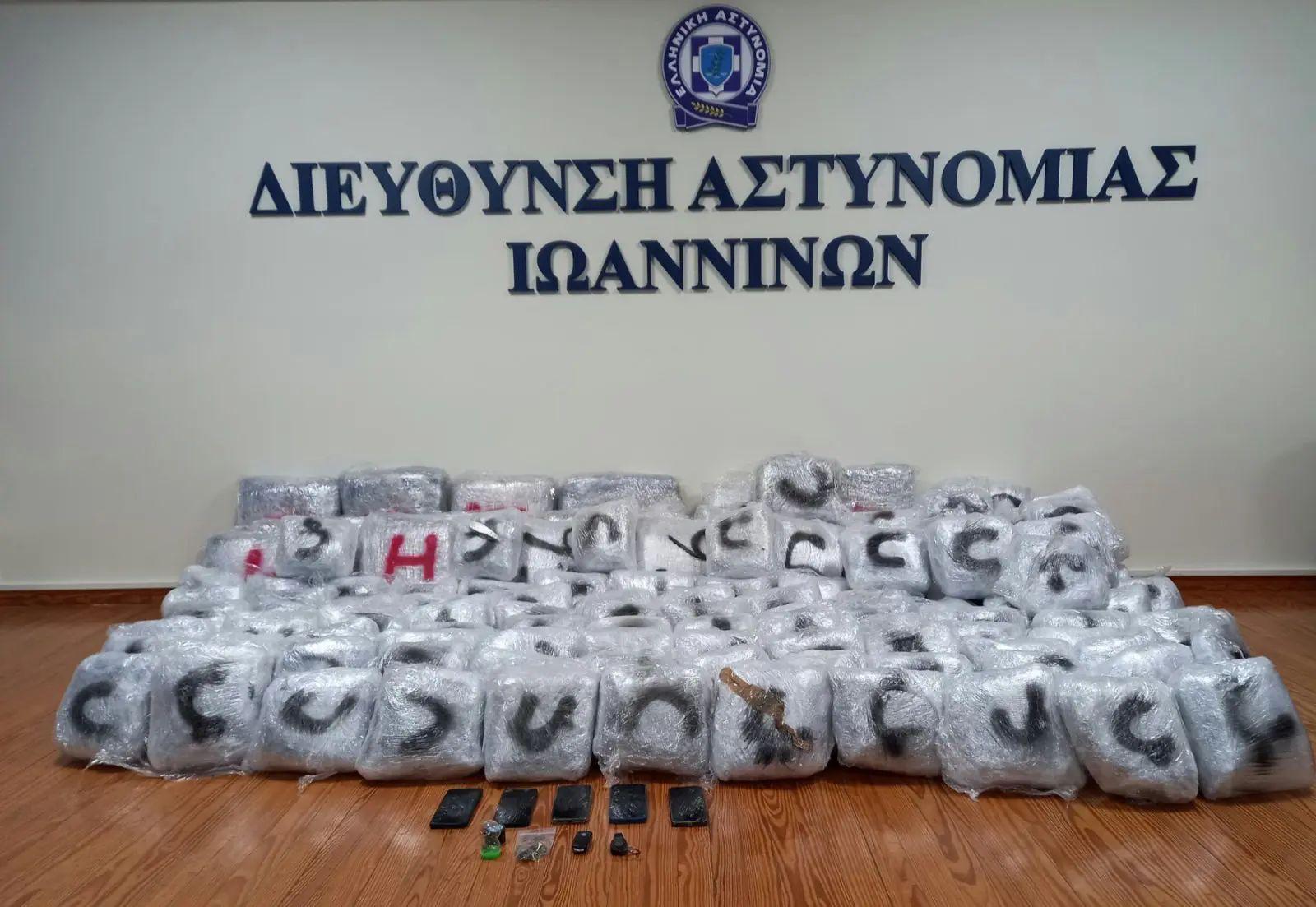 Shqiptarja tenton arratisjen dhe përplas mjetet e policisë greke