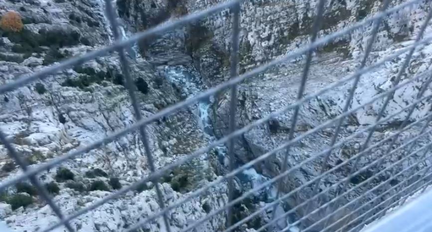 Nipi i “gjeneralit” Nehat Kulla hidhet nga ura rreth 160 metra e lartë