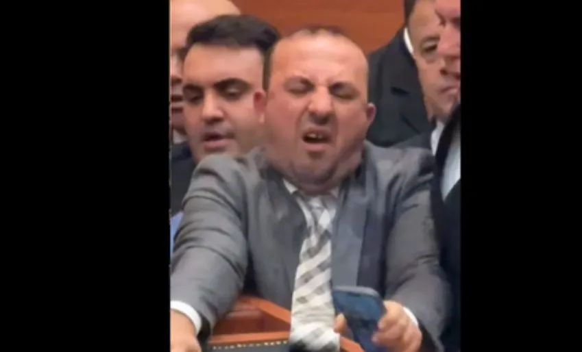 “O u q**** se vdiqa”, momenti kur Korreshi shpërthen në të shara