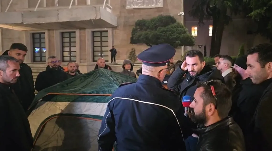 Tensione tek Kryeministria, Rama i çon policinë Lapajt