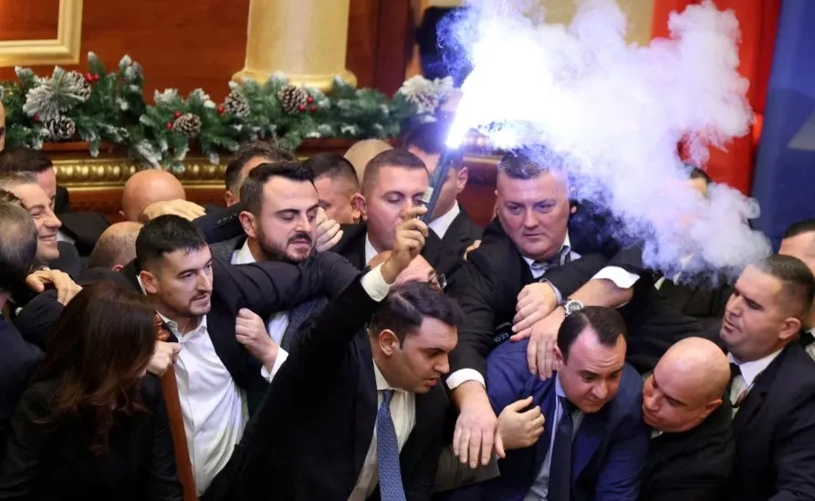 Kaosi në Kuvend, PS kërkon përjashtimin e thuajse të gjithë opozitës