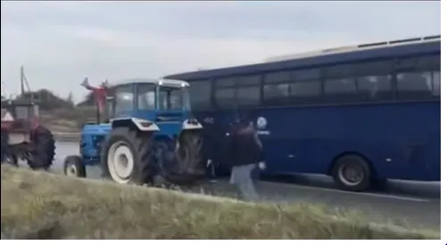 VIDEO/ Kaos pranë Selanikut, fermerët grekë përplasen me policinë