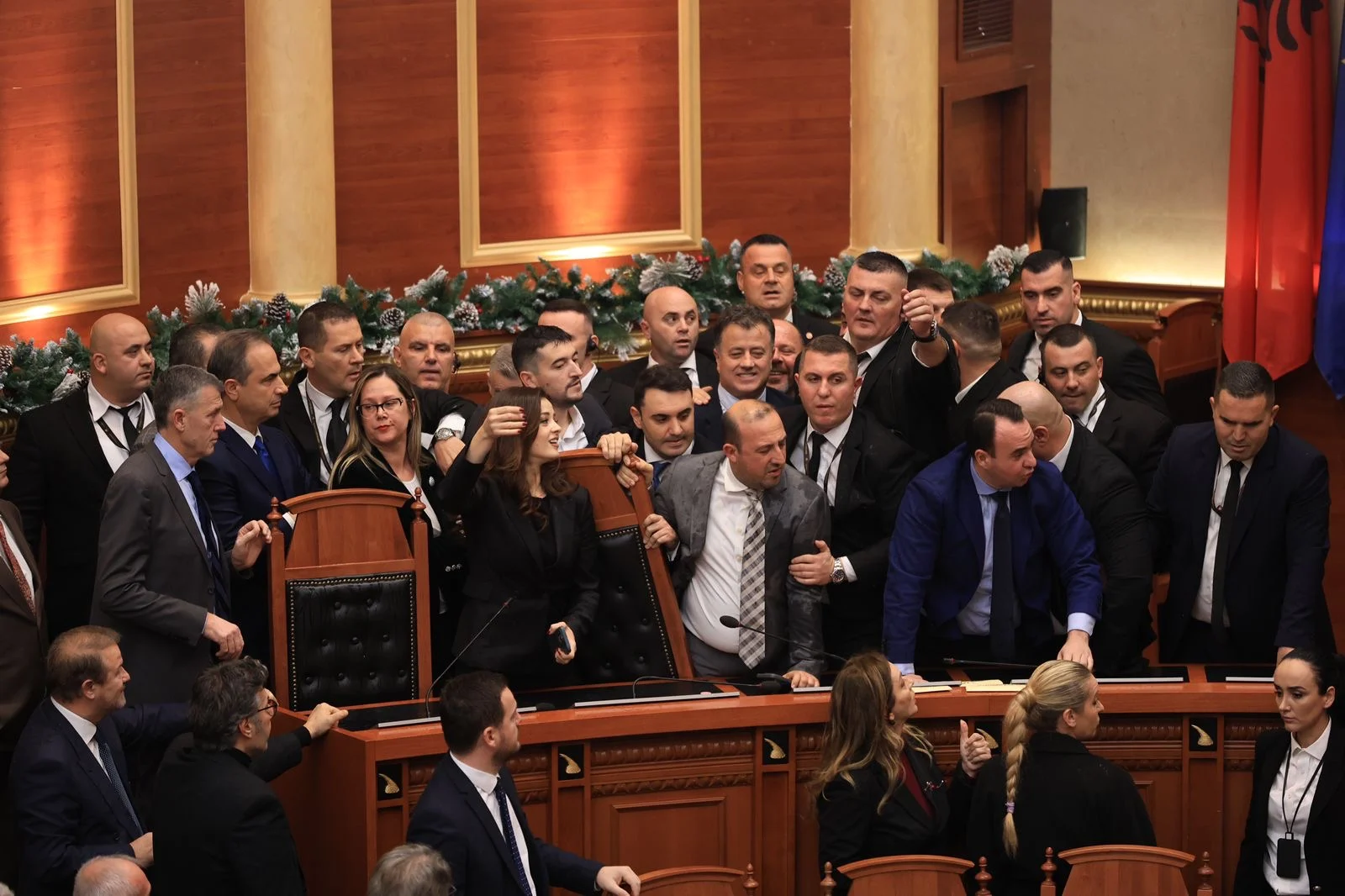 Tensione para Kryeministrisë, humb ndjenjat Adriatik Lapaj