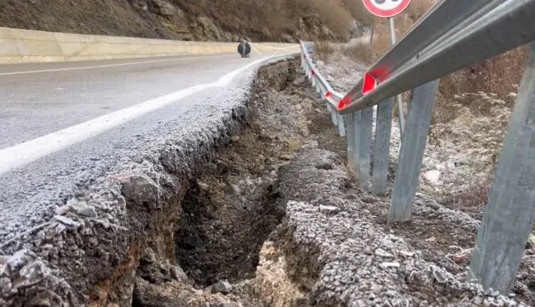 Kushtoi 14 milionë euro, rruga e “Gjikurisë” çahet 1 vit pas inaugurimit