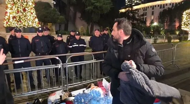 Me portokalle e batanije në duar, Lapaj shfrenon gojën: Shk*rdhatë!