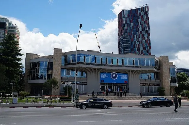 Tirana në alarm urbanistik? Nis gara për KULLËN e re në zemër të qytetit