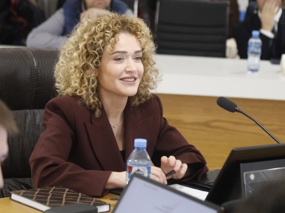 Pyetja pikante, Musabelliut shkakton të qeshura me përgjigjen e saj