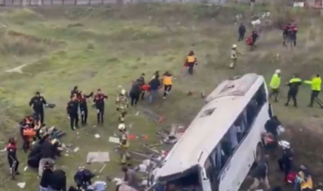 Tragjedi në Stamboll/ Autobusi bie në përrua, disa të vdekur e të plagosur