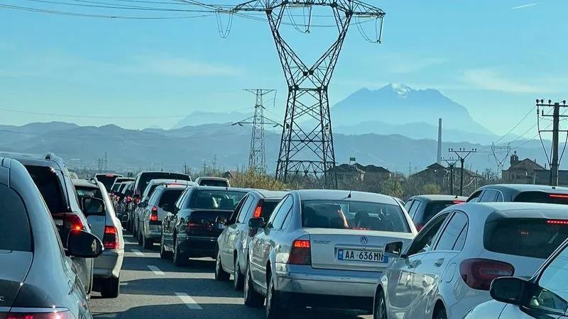 Kaos dhe trafik, kthimi i emigrantëve ‘paralizon’ Elbasanin