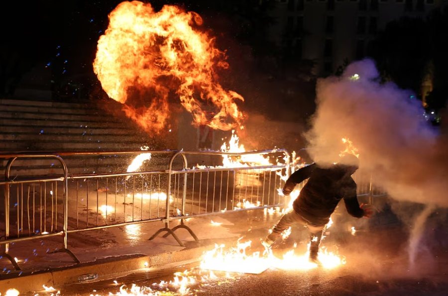 E FRIKSHME/ Momenti kur protestuesi merr FLAKË nga molotovi