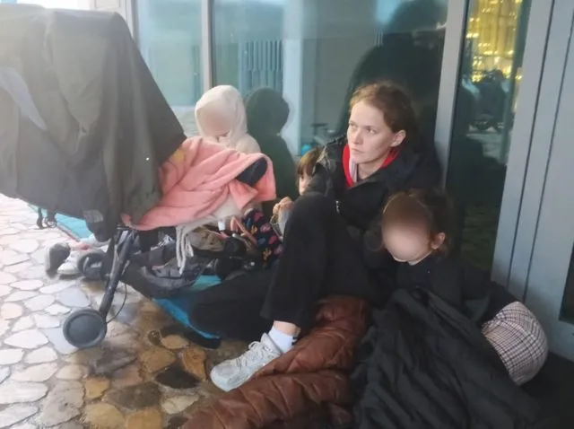 Familja shqiptare fle në rrugë para bashkisë në Francë