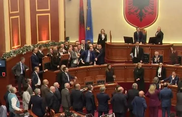 Zegjineja ironizon Balliun: O bukurosh s’të çon doktori aty ty!