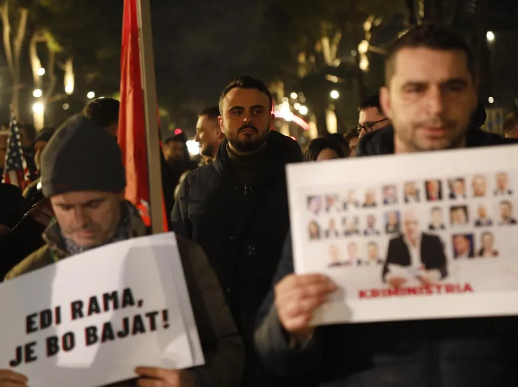 Surprizë në protestën e Lapajt, deputeti i PD shfaqet mes turmës (Foto)
