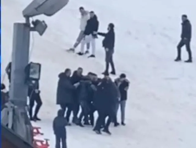 Motori i borës përplaset me shtyllën, plagosen 4 persona