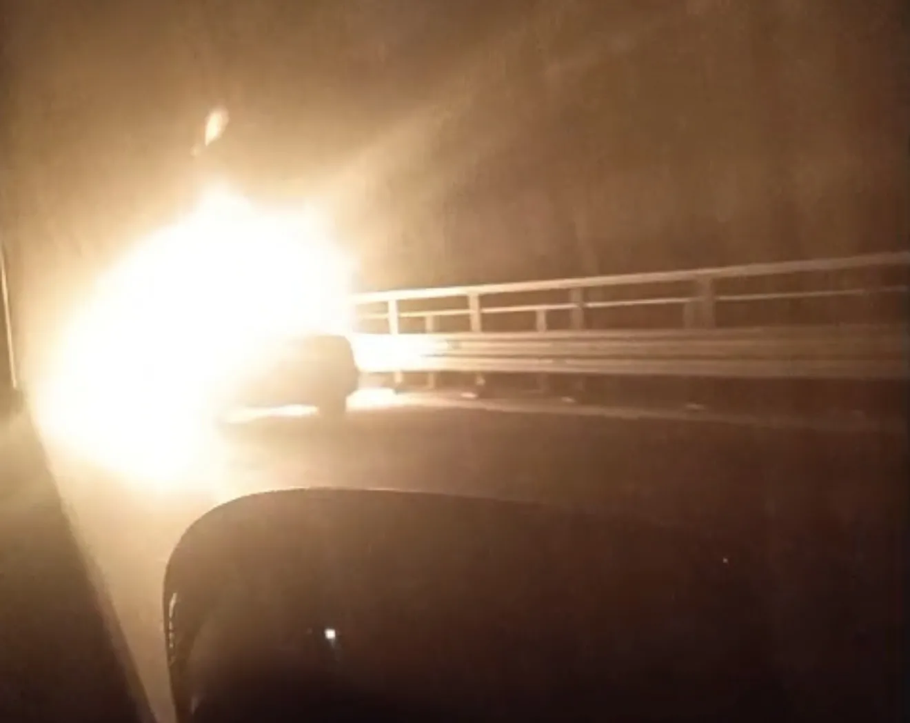 Video/Makina merr flakë në autostradën Tiranë-Elbasan