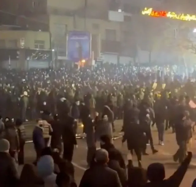 Iran/ Regjimi qëllon mbi turmën, 65 viktima