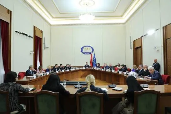 Nënkryetarja e Kuvendit: Lajmet e rreme dhe dezinformimi të papranueshme