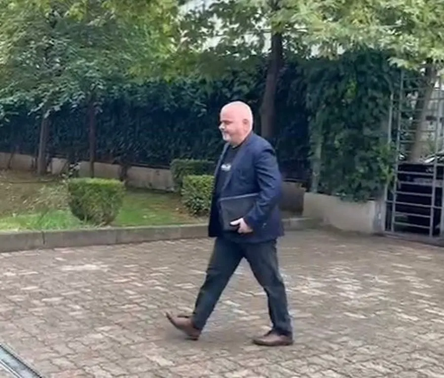Artan Hoxha ‘zbarkon’ në SPAK, zbulohet çfarë dorëzoi