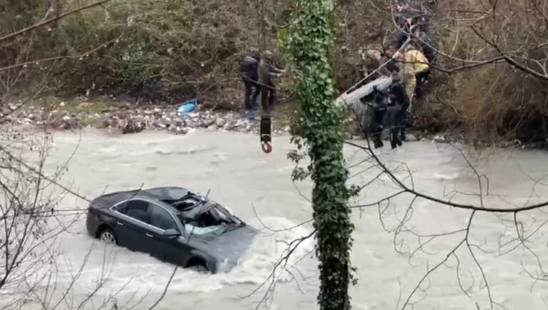 Aksidenti i rëndë në Klos, automjeti bie në përrua