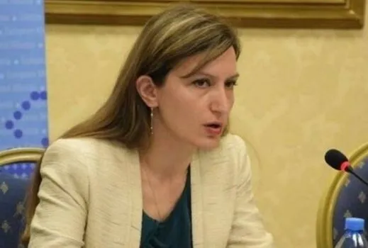 I vuri flakën krevatit, Alma Bine thyen ‘arrestin shtëpiak