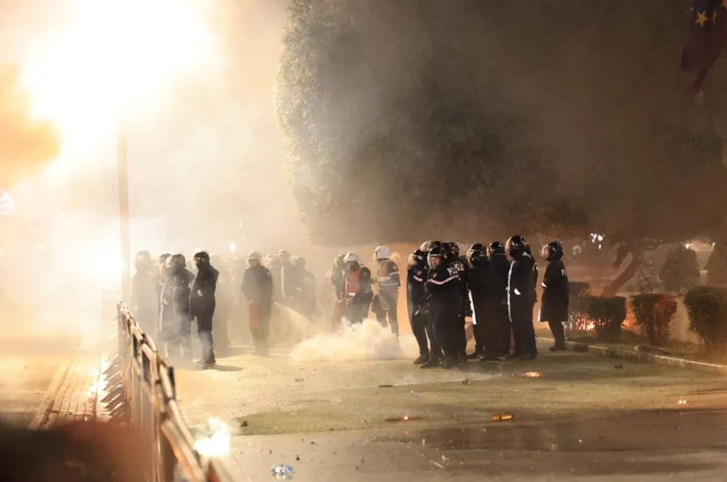 Emrat/ Kush janë 18 protestuesit e opozitës që u arrestuan nga policia