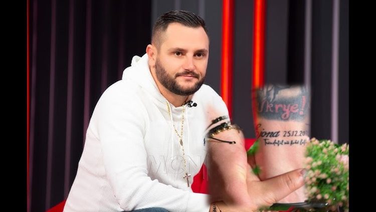FOTO/ Habit Bes Kallaku, ‘gdhend’ në dorë emrin e një femre