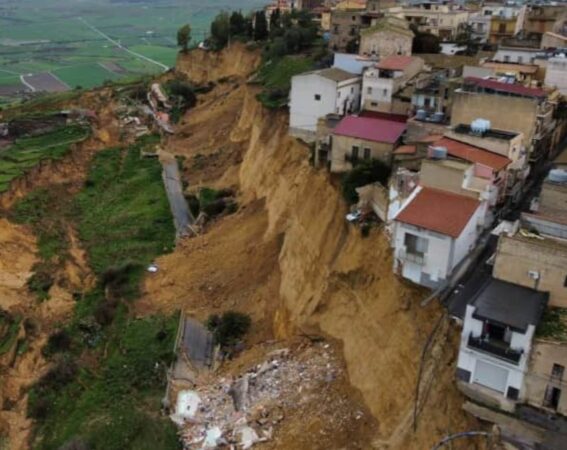 Pamje apokaliptike! Toka ‘përpin’ shtëpi e rrugë” në Siçili (Video)