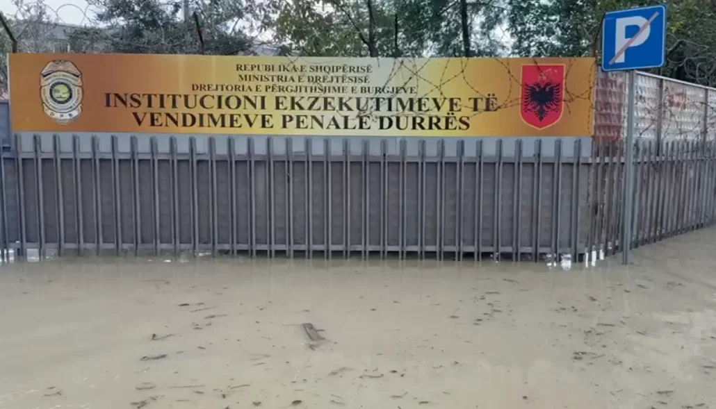 VIDEO/ ‘Luksi’ që ofron burgu i Durrësit, qeli me pamje nga ‘deti’