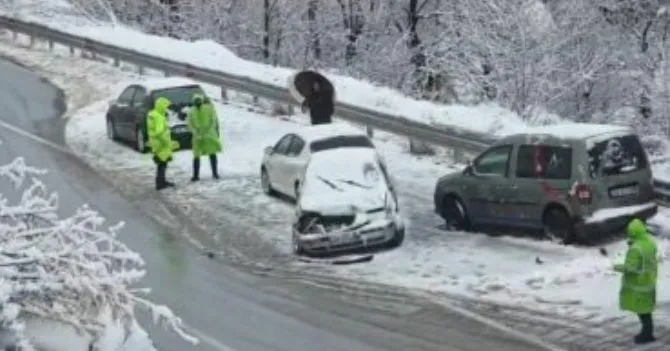 Kaos në Rrugën e Arbrit, borëpastruesja përplas tre makina
