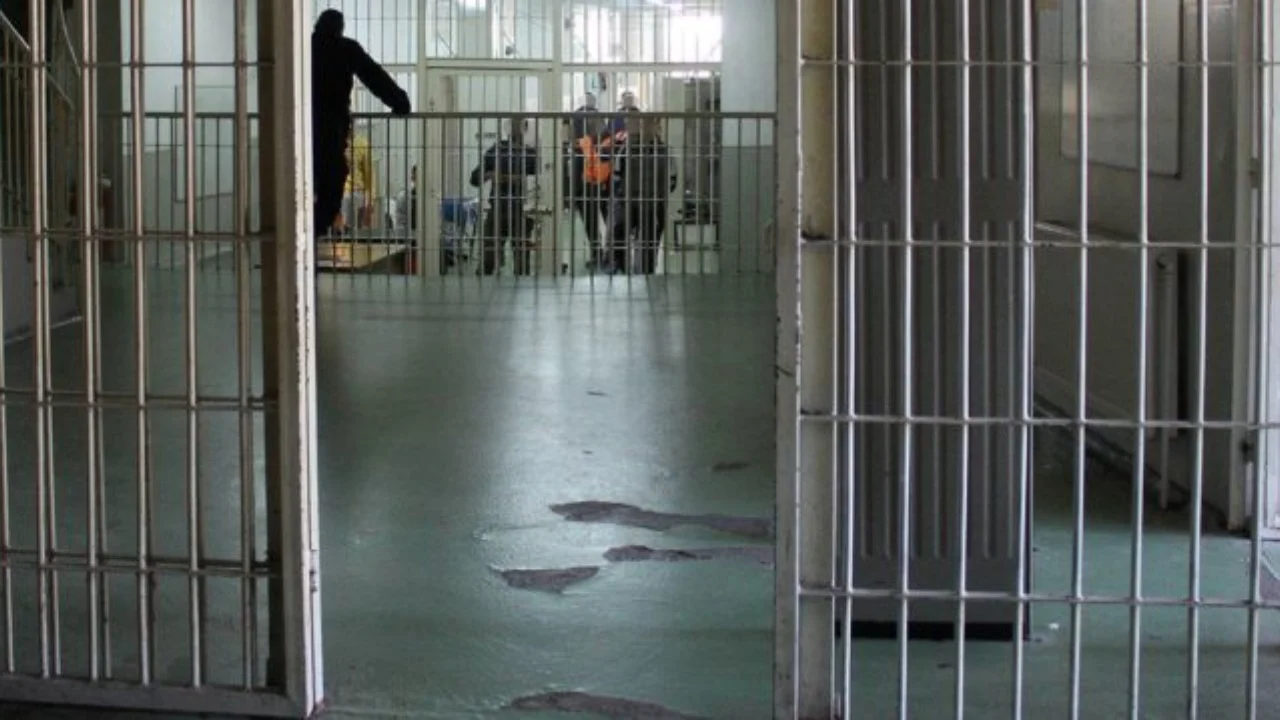 Shtirej si shitës ambulant, si i ‘furnizonte’ të burgosurit punonjësi i burgut