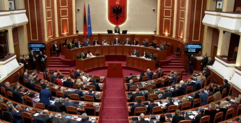 Nga parkimi dysh te shpifja, miratohen ndryshimet në Kodin Penal