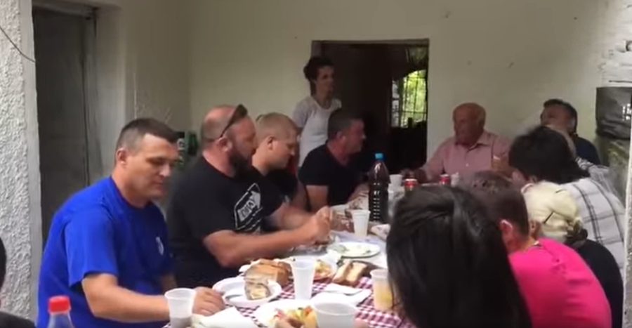 Me VIDEO! Altin Dumani alkool dhe këngë me të dënuar penal
