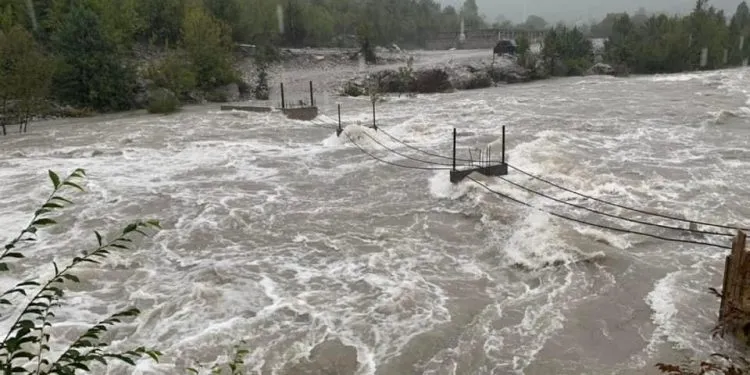 Reshjet e dendura të shiut, del nga shtrati lumi Gjadër