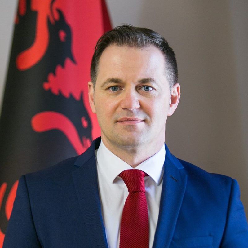 Jep dorëheqjen Drejtori i Përgjitshëm i Doganave Genti Gazheli