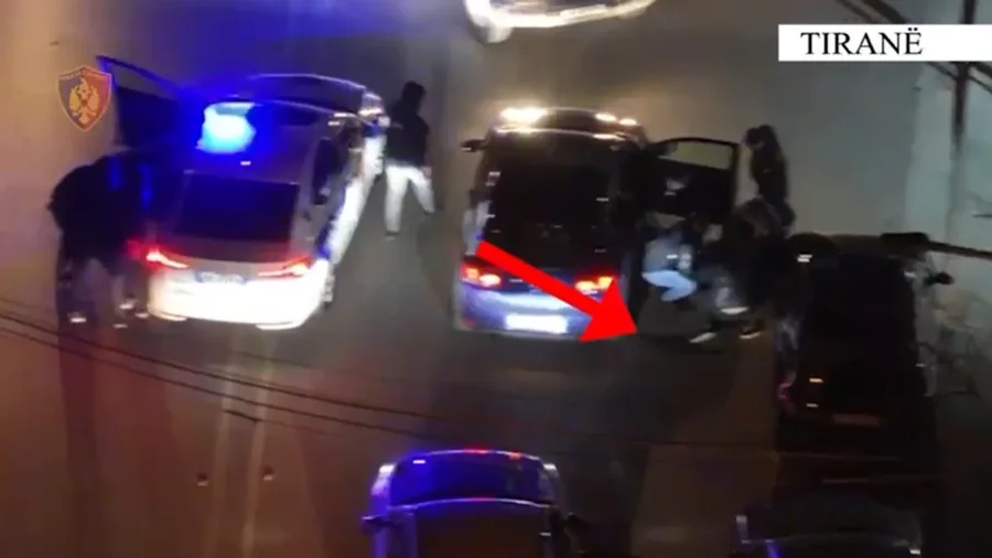 VIDEO/ Policia çmonton grupin që shiste armë zjarri në Tiranë