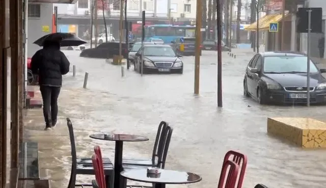 Qindra banesa nën ujë dhe banorë të evakuuar në Durrës