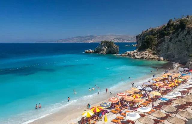 Qeveria bën me pagesë edhe plazhet publike në Shqipëri