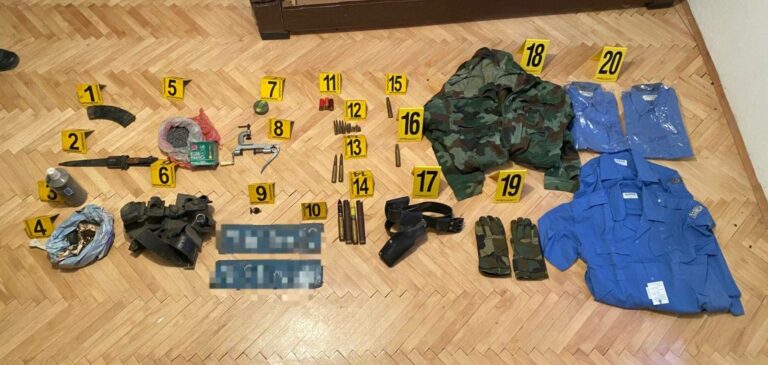 Policia gjen armë, mina dhe uniforma serbe në Mitrovicën e Veriut