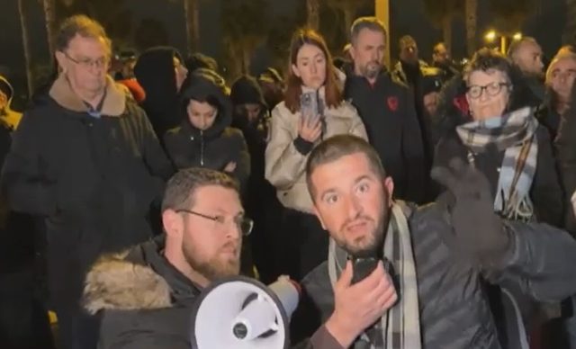Durrësi në revoltë, qytetarët në protestë, përplasje para Bashkisë