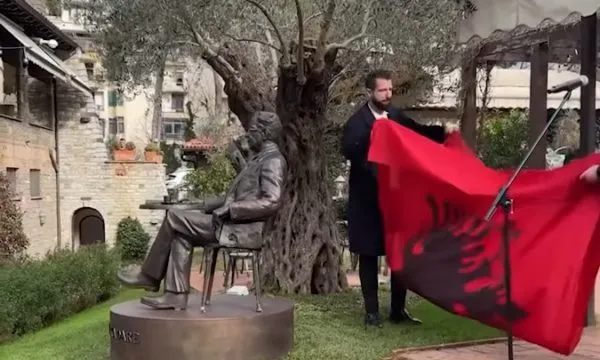Ismail Kadare “rikthehet” mes njerëzve përmes një statuje