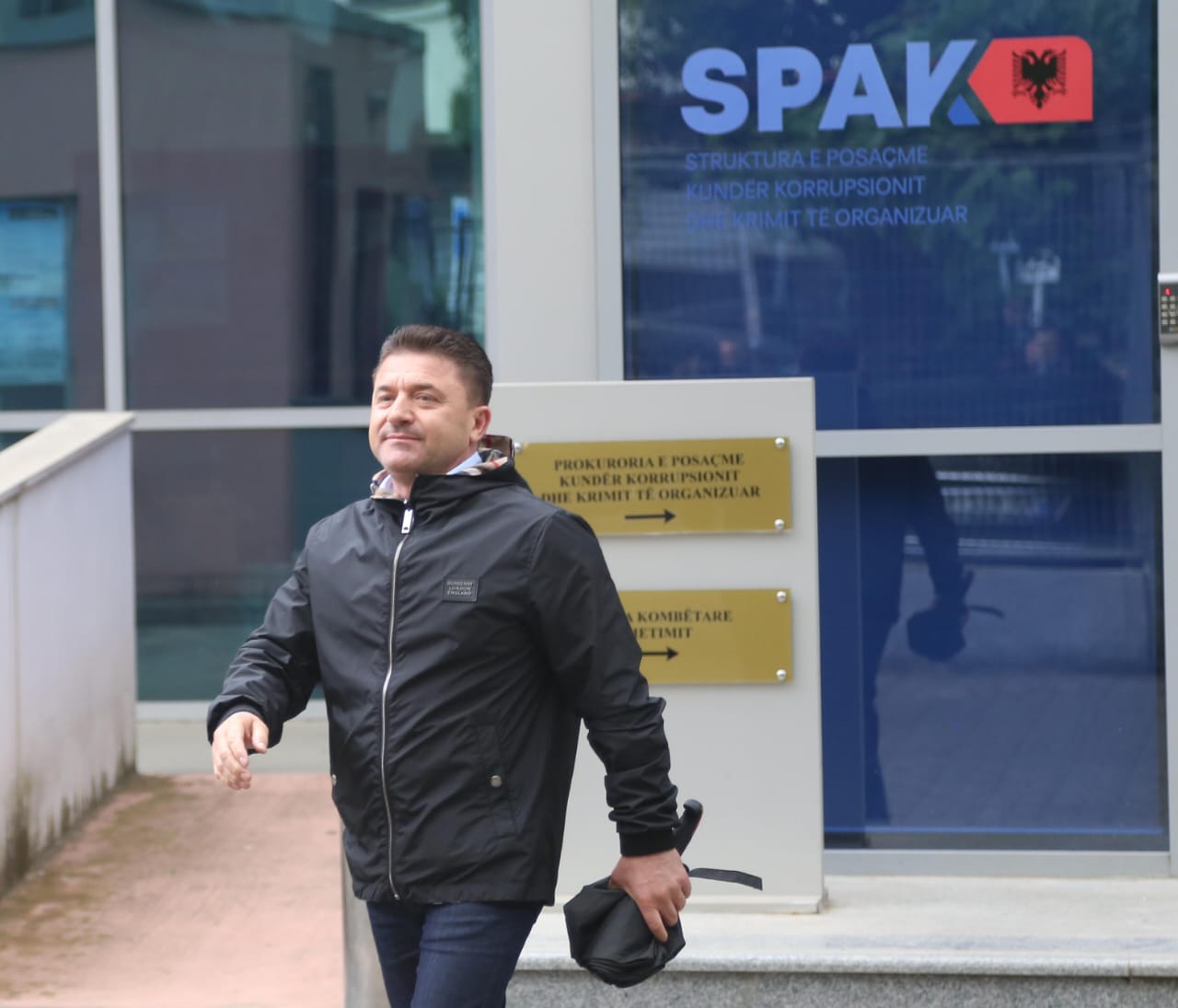 Ish-kryebashkiaku i Kavajës Elvis Roshi paraqitet në SPAK