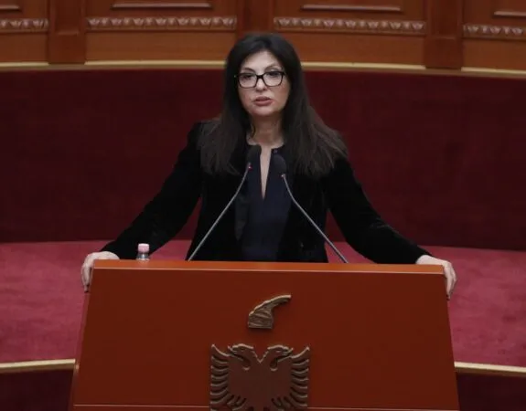 Nga rrugët te spitalet pa drita, Topalli i numëron aferat mazhorancës