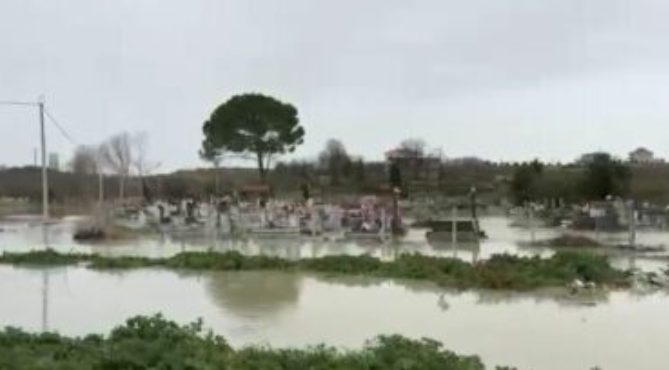 Del nga shtrati lumi Erzen, përmbyten varrezat në fshatin Jubë